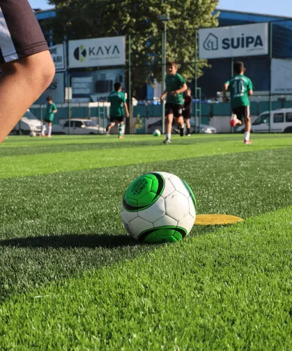 Sakarya Büyükşehir'in yenilediği zeminde ilk düdük çaldı