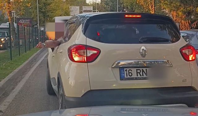 Bursa’da Trafikte Tehlikeli Anlar: Sürücü Araç'tan inerek diğer sürücüye saldırdı!