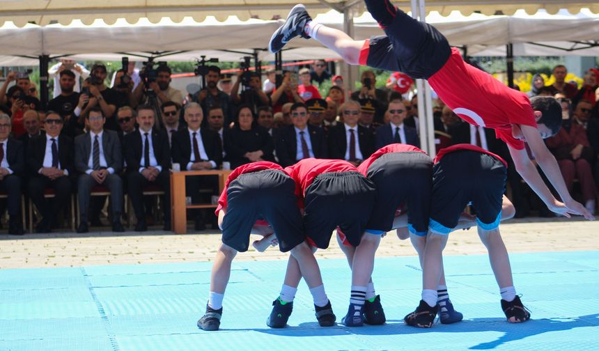 19 MAYIS’IN 107. YILINDA BURSA’DA COŞKU ZİRVESİ! VALİ EROL AYYILDIZ BAYRAM HEYECANINA ORTAK OLDU