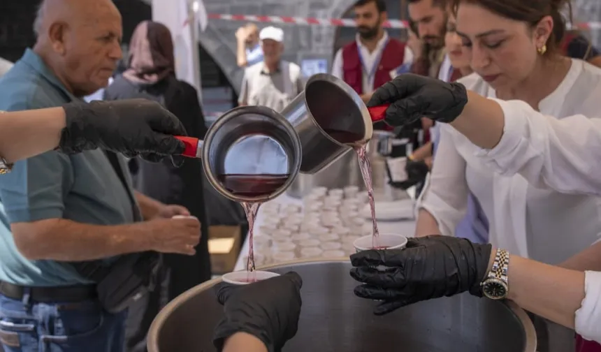 Diyarbakır'da Ulu Cami önünde reyhan şerbeti ikramı