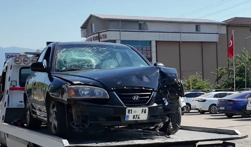 Düzce'de otomobil karşı şeride geçti: 2 yaralı!