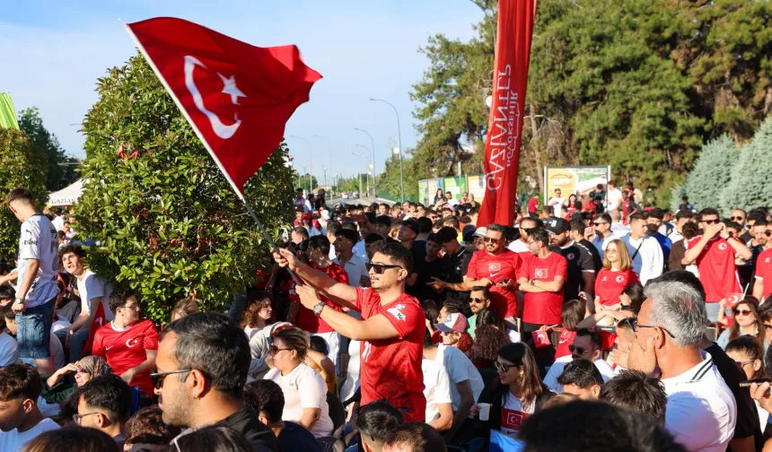 Gaziantep'te milli heyecan Üniversite Meydanı'nda yaşandı