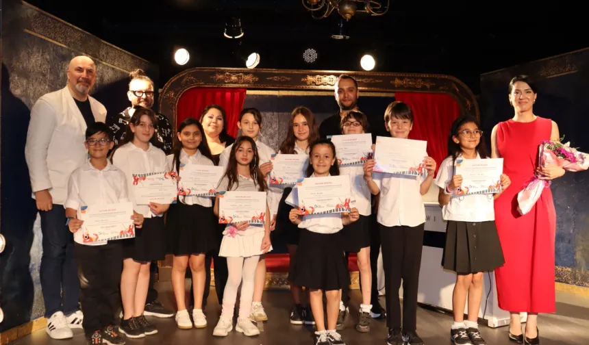 İzmit Belediyesi Sanat Akademisi'nde mezuniyet sevinci