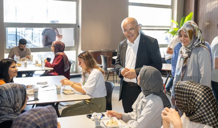 Malatya Şehir Kütüphanesi'nde öğrencilere yemek ikramı