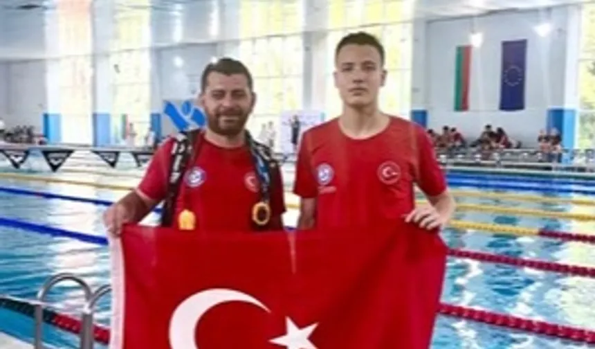 Denizli Büyükşehir Belediyesporlu yüzücüler altın madalyaları topladı