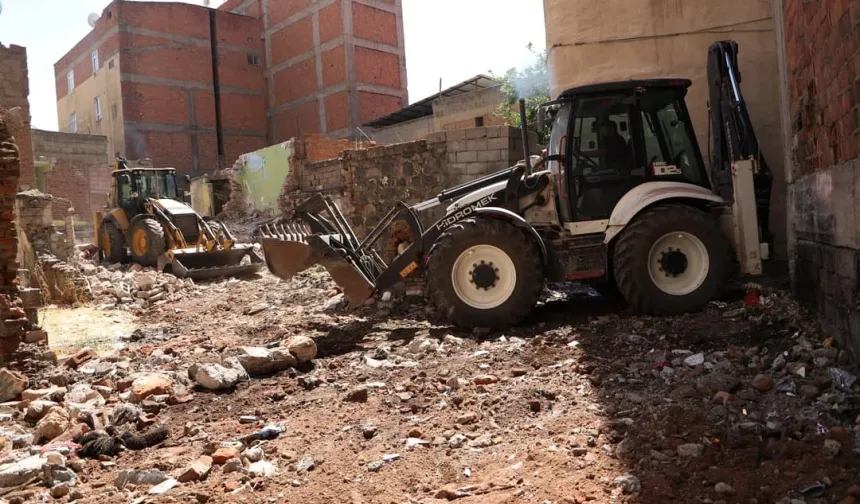 Diyarbakır Muradiye'de metruk binalar yıkılıyor