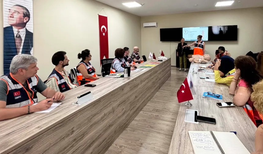 İstanbul Maltepe'de gönüllülere afet eğitimi