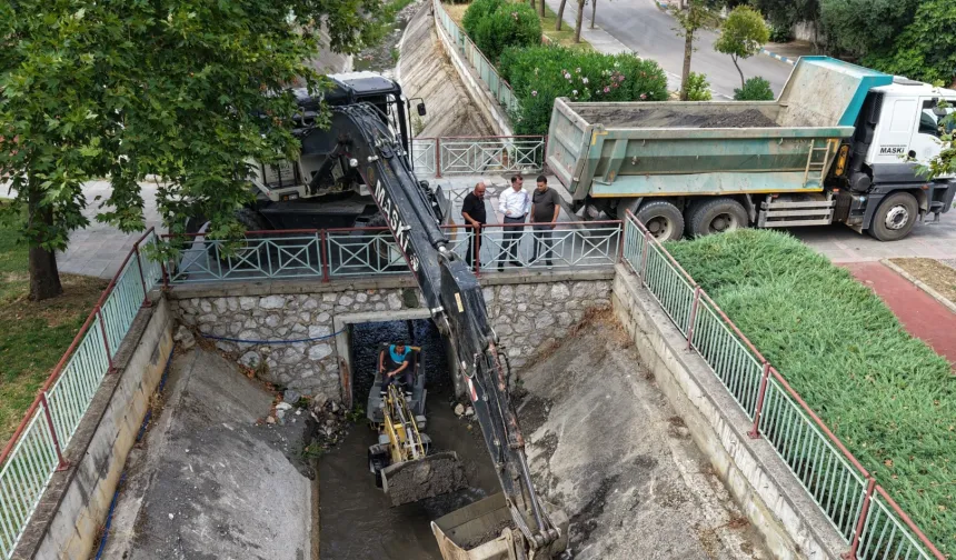 Manisa kent merkezinde dere ve kanal temizliği